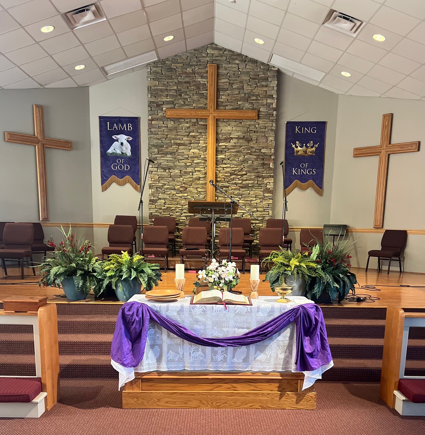 Lanier UMC altar with Lamb of God and King of Kings banners